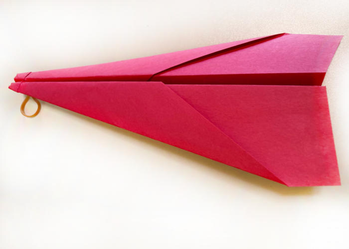 avión de papel rojo