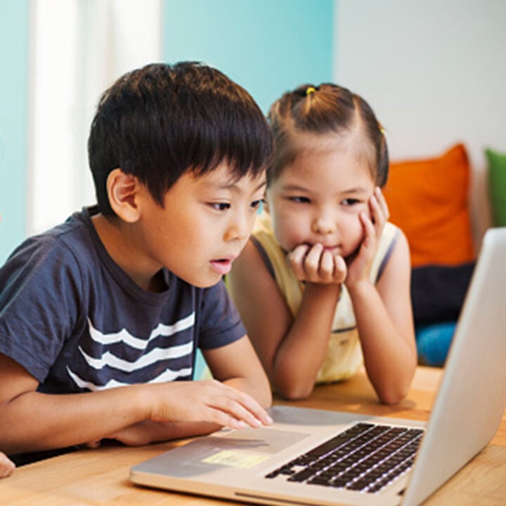 Niños usando una computadora