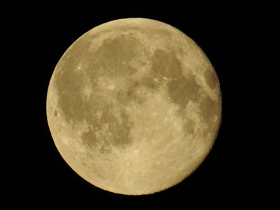 luna llena con cráteres