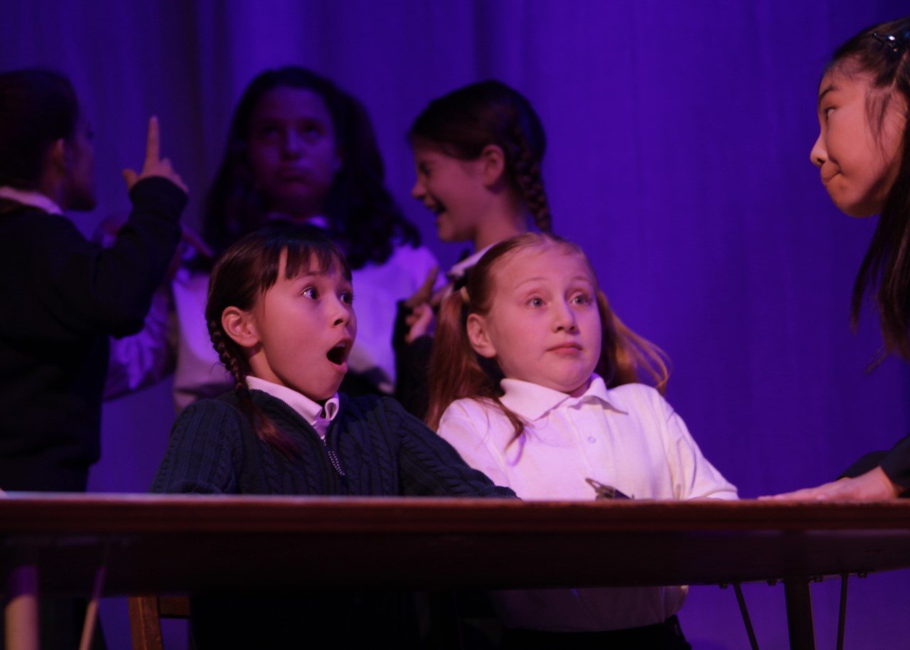 dos niños intérpretes en el musical de Matilda