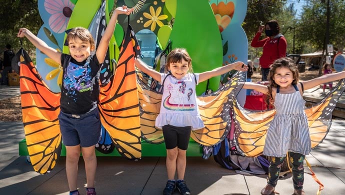 Tres niños con alas de mariposa