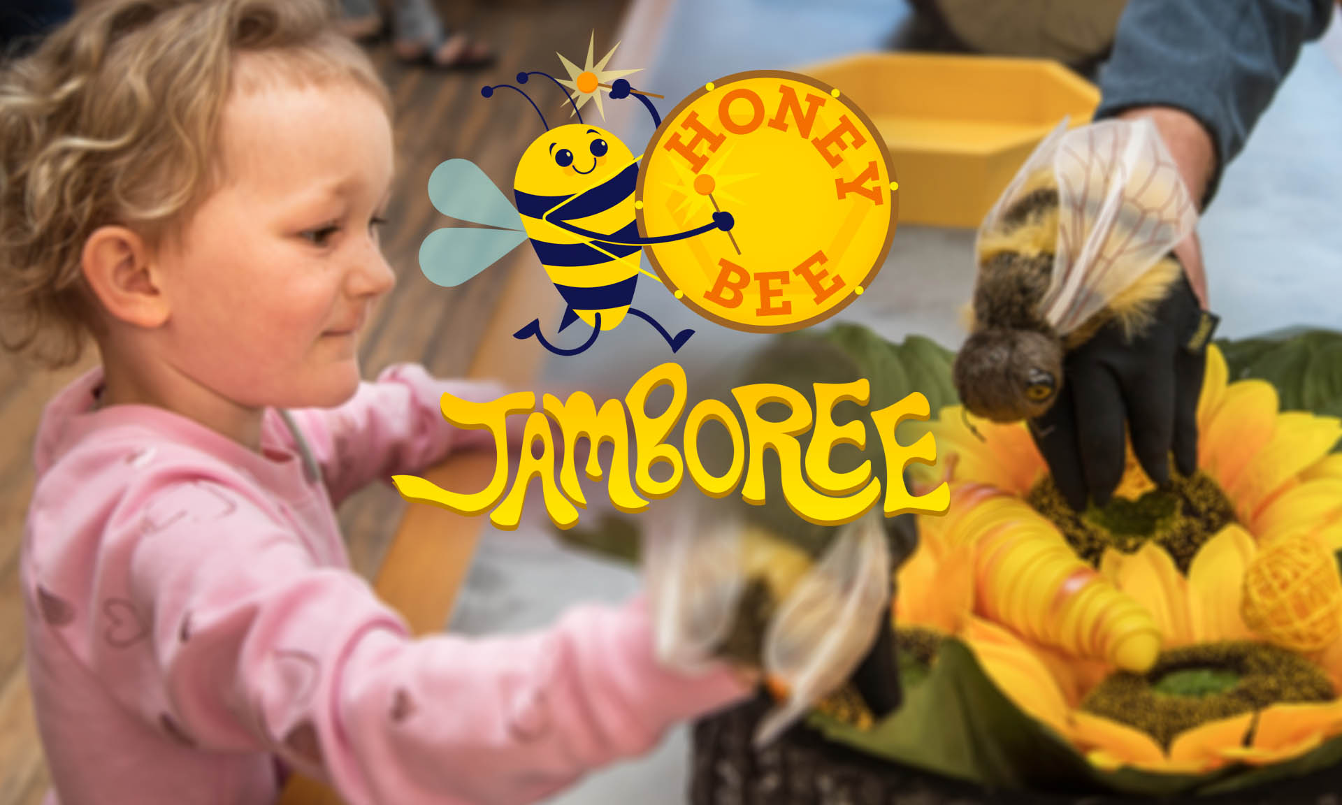 Logotipo de Honey Bee Jamboree. Niño juega con marionetas de abejas